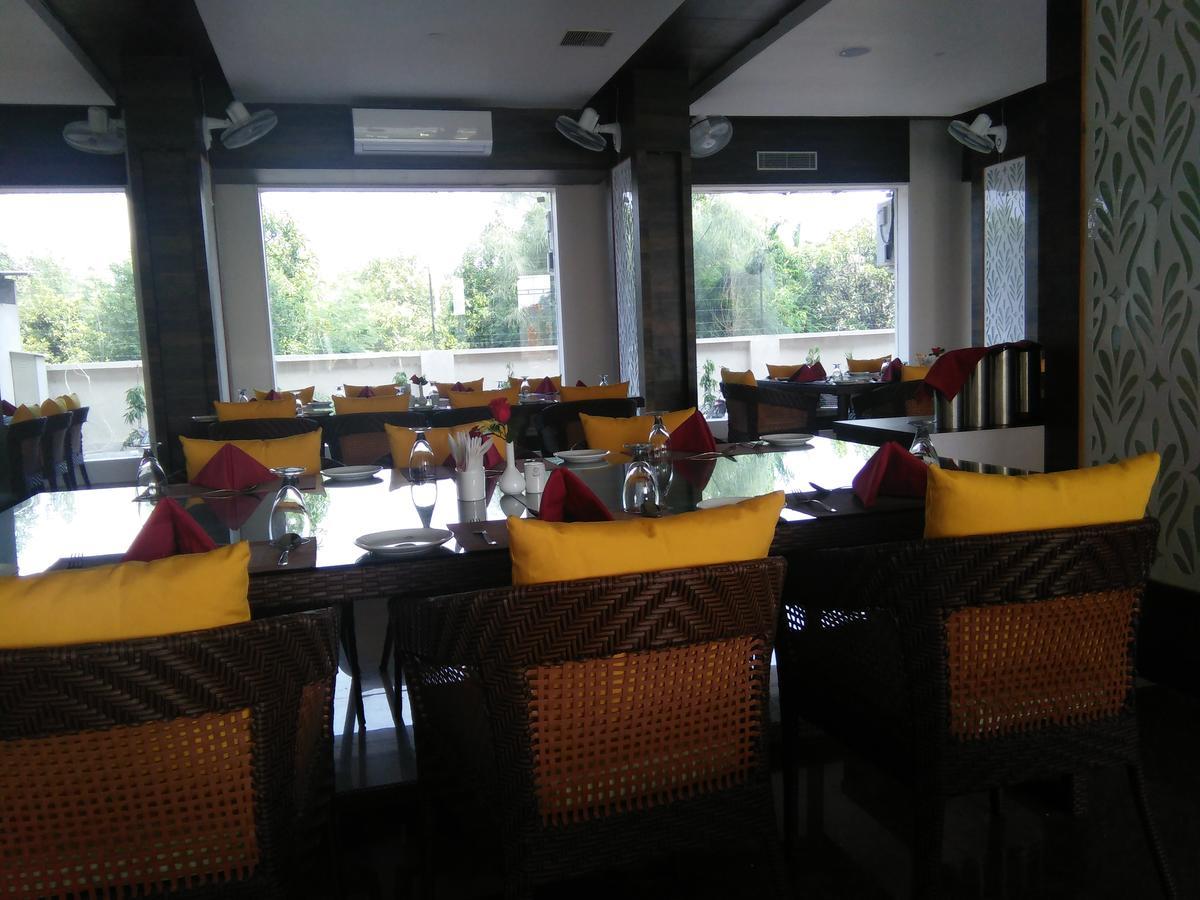 Silver Estate Resort Tikamgarh Екстериор снимка